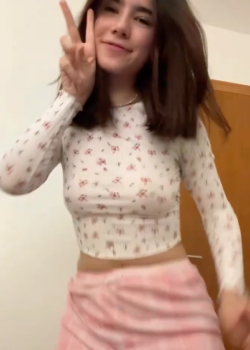 Solita pero no aburrida una peladita muy traviesa 22
