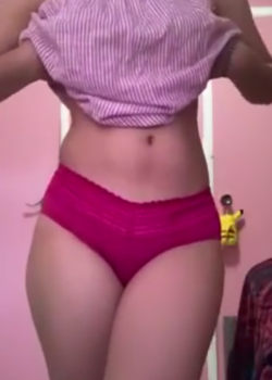 ella con su calzoncito rojito se queda solita 4