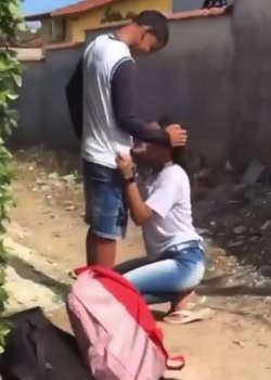 Detras del colegio se la comenzó a chupar completita 12