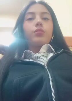 Nena de prepa mostrando la pushita 12