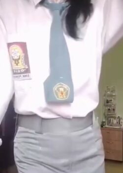 Se saca el uniforme y se masturba rico 16