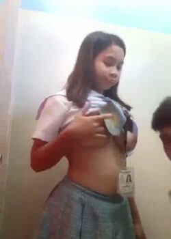 Colegiala tetona se la cogen en varias poses y le gusta 9