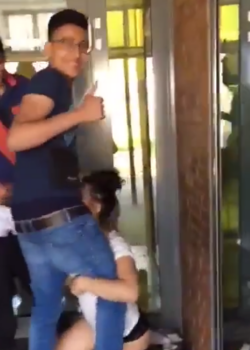 Compañeros universitarios dejandosela chupara por cachonda + VIDEOS 22