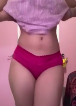 Se alza el vestido la sobrinita con el calzon rojo + VIDEO 24