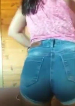 Minita tierna menea su pequeño culito + video 9