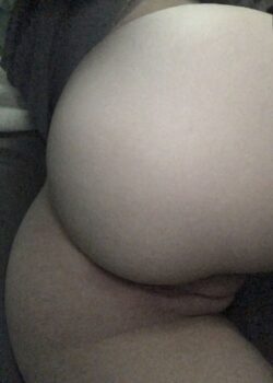 Pendeja flaquita culona cogiendo rico 2