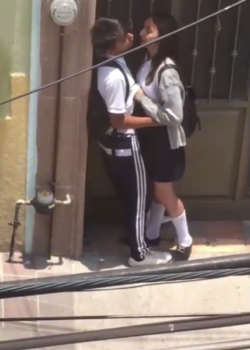 peladita de colegio lo masturba en plena vía publica + VIDEITO 17