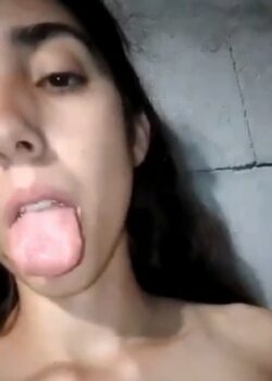 Flaquita Tocandose en el baño 16