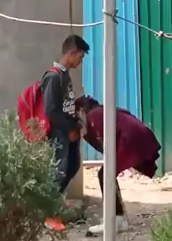 Colegiala cogiendo a escondidas en el recreo 4