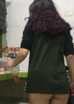 Ella sale a matar cucarachas todas las noches + VIDEITOS 1