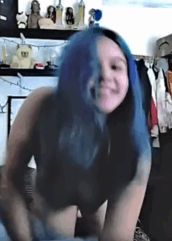 El primo la pone tan cachonda que le envía videito 19