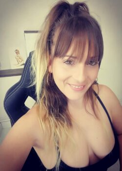 Mi tia esta muy buena y me manda fotoss 15