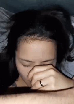 Peladita dormita se lo ponen en la boca mira su reacción 9