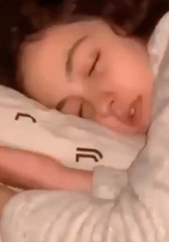 Mientras la morrita duerme su hermano se aprovecha + video 9