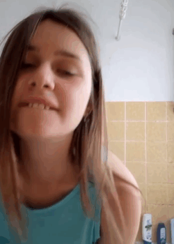 Jovencita arrecha anda con las hormonas muy alborotadas 15