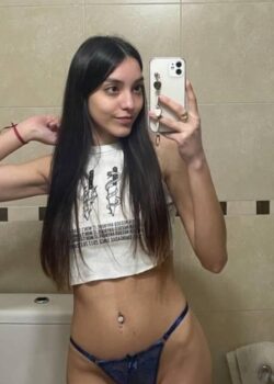 Flaquita culona se graba mostrando todo en su baño 3
