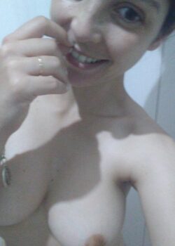 Colegiala tetona manda sus nudes 2