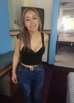 Milf tetona se aprovecha de su joven sobrino 4