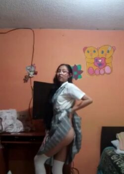 Rica colegiala blanquita Pendeja + Vídeo Desnuda Tocandose 20