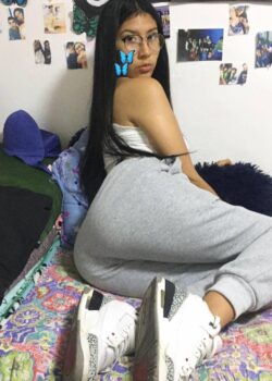 MIRADA de puta que tiene esta peladita 4