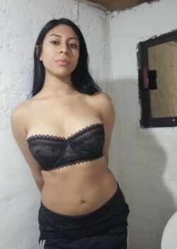 Hermosa pendeja se desnuda en videollamada con su novio 1