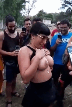 Zorrita baila desnuda y termina toqueteada por todos 15