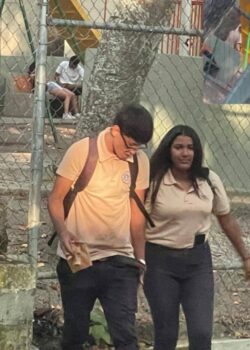 Compañeros haciendo travesuras en el patio 12