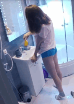 Encuentra a la hermana en pijama y le da una buena follada. 19