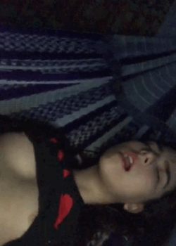 Zorrita se masturba con un cepillo y se graba 6