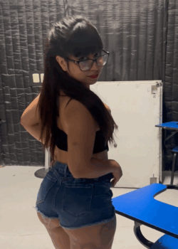 Culona de lentes me manda videos 17