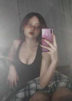 Pendejita trola tocandose su conchita 3