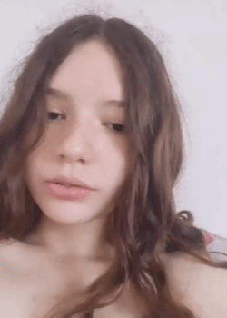 La flaquita de los dedos largos 20