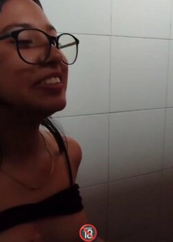 Morrita De Lentes Bien Caliente En El Baño 21