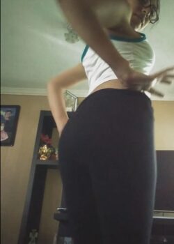 Flaquita de lentes se baja la licra para mostrar un CULOTE + video 17