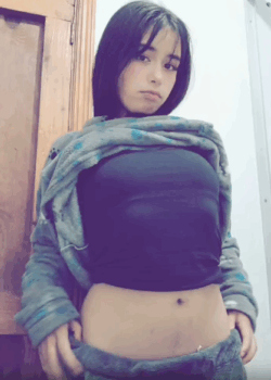 Jovencita traviesa le dio por tocarse y compartirlo 14
