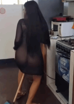 SE metio el palo de escoba en la cocina muy CALIENTE 24
