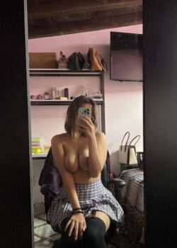 Colegiala uniformada le manda fotos hot al novio 20