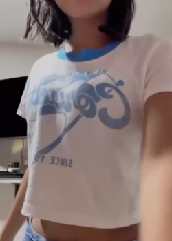 Hermosura de peladita tocándose se saca la ropita 25
