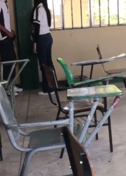 Se la quiere CHUPAR en el aula de clases 5
