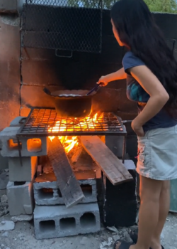 A la muy bandida por poco y se le queman los frijoles 12