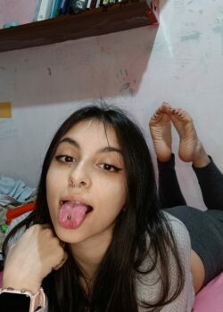 La mejor amiga de mi novia es una puta y me manda fotos 25