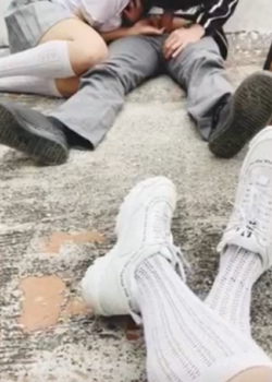 Graban en la Escuela Chupándosela a un Alumno y Cogiendo 17