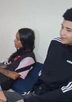Un amigo travieso pide ver una película de anime con su amiga y terminan FOLLANDO 4