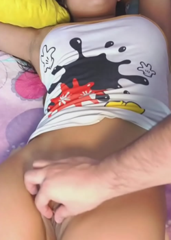 Morrita deja la puerta abierta y baja sus calzones para su padrastro 20