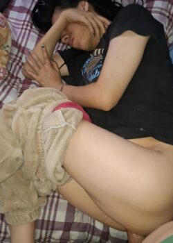 Aprovechando que mi primita se queda dormida en mi cama 9