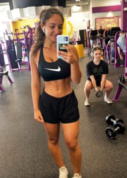 Pendeja del gym le gusta exhibirse y mostrar todito 12