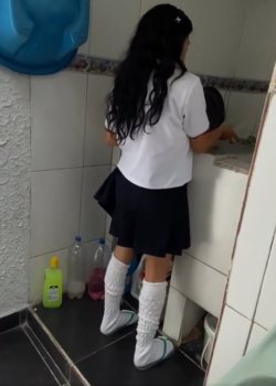 PERVERTIDO encuentra su hijastra lavando sus bragas y le clava directo al coño hasta corr 9
