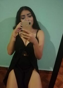 Morrita de la secundaria le manda nudes a su profesor para aprobar 20