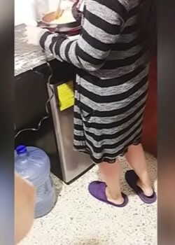 Se aprovecha de su suegra por dinero mientras la folla 18