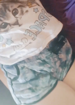 Chica aburrida graba video masturbándose 7